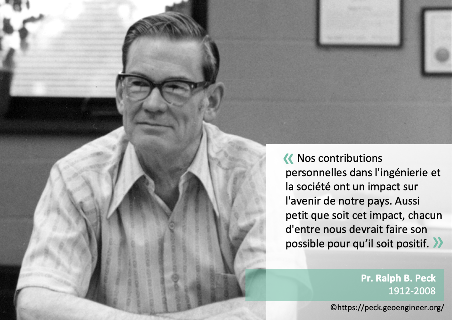 Une photo de Ralph Peck avec une citation : "À la fin des années 1930 et au début des années 1940, Ralph B. Peck a travaillé avec Karl Terzaghi sur le projet de métro de Chicago. Cette relation a permis de faire de grands progrès dans l'observation du comportement de la terre et de la roche pendant la construction et sous contrainte. Ce fut l'une des premières applications en ingénierie géotechnique de ce que l'on appelle aujourd'hui la méthode observationnelle."